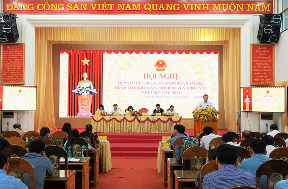 Đại biểu HĐND huyện Mù Cang Chải tiếp xúc cử tri sau kỳ họp giữa năm 2024.